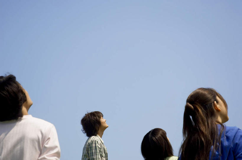 东方人,四个人,站,横图,室外,白天,衬衫,爱情,亚洲,条纹,服装,浪漫,注视,休闲装,黄种人,背面,衣服,蓝色,绿色,白色,蓝天,天空,天,看,站着,休闲,温暖,温馨,休闲服,恩爱,恋人,服饰,和睦,关注,男人,男性,年轻男性,年轻女性,女人,女性,亚洲人,情侣,抬头,仰头,站立,半身,彩图,衬衣,伴侣,融洽