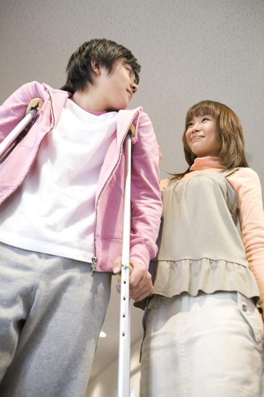 东方人,两个人,站,笑,微笑,竖图,室内,白天,仰视,爱情,亚洲,服装,工具,浪漫,拿,拿着,休闲装,黄种人,相视,衣服,站着,休闲,温暖,温馨,面对面,休闲服,器械,恩爱,恋人,服饰,拐杖,对视,手杖,和睦,医疗器械,相对,相看,辅助设备,男人,男性,年轻男性,年轻女性,女人,女性,亚洲人,情侣,站立,半身,彩图,低角度拍摄,伴侣,融洽