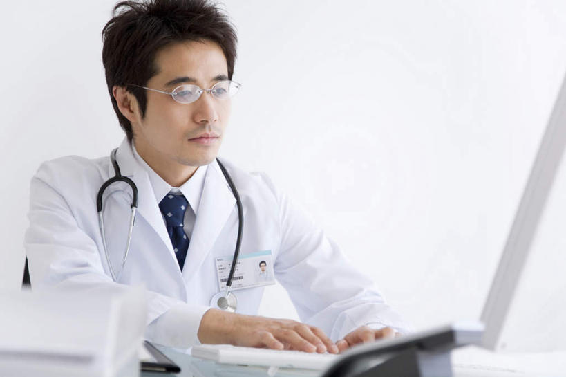 东方人,一个人,医生,医院,坐,横图,室内,白天,正面,电脑,笔记本电脑,亚洲,仅一个男性,仅一个人,网络,眼镜,注视,黄种人,通讯设备,仅一个年轻男性,听诊器,观察,看,医护人员,医疗人员,观看,察看,医疗设备,无线,白大褂,关注,通信设备,无线网络,近视眼镜,无线上网,便携式电脑,医疗机构,手提电脑,男人,男性,年轻男性,亚洲人,大夫,坐着,半身,彩图,病院,诊所