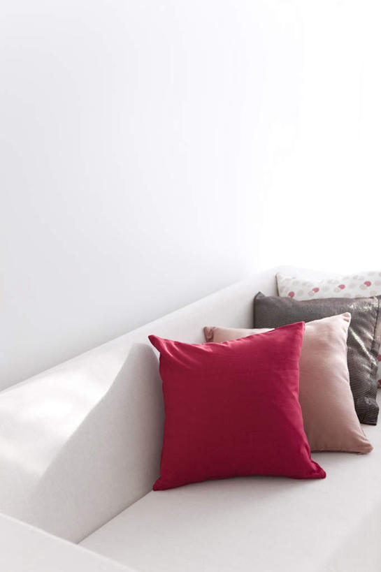 无人,家,客厅,横图,室内,特写,白天,正面,家具,靠垫,沙发,装修,建筑,静物,装饰,房屋,墙,屋子,公寓,靠枕,古典,建设,装潢,洋房,楼房,墙壁,墙面,住宅,垫子,室内装潢,枕头,中式,明亮,起居室,舒适,家居装潢,房屋设计,室内设计,宽敞,样板房装潢,设计,彩图,房子,皮沙发