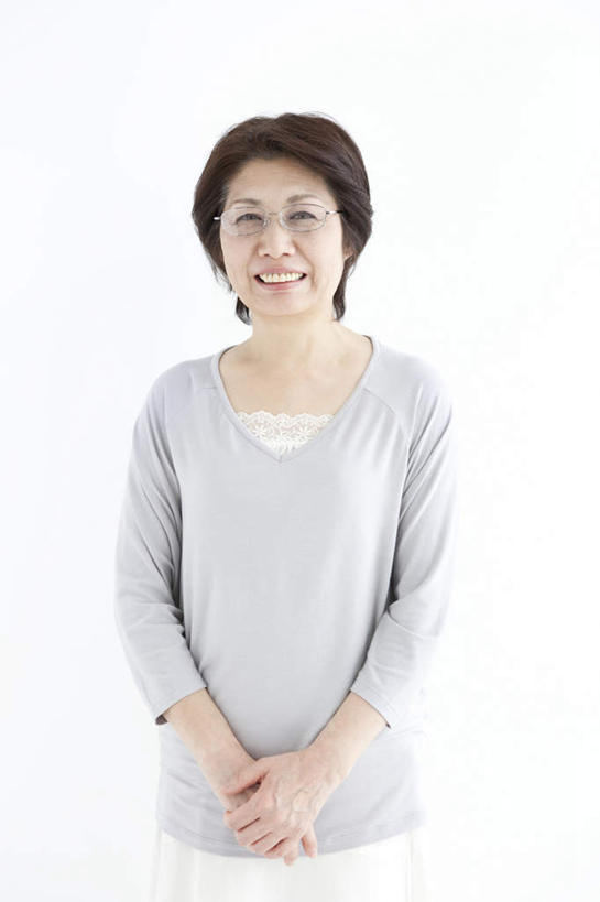 东方人,一个人,站,笑,微笑,露齿笑,竖图,室内,白天,白色背景,正面,亚洲,仅一个女性,仅一个人,服装,眼镜,休闲装,黄种人,衣服,灰色,站着,仅一个中年女性,休闲,休闲服,摄影,服饰,影棚,近视眼镜,女人,女性,中年女性,亚洲人,站立,半身,彩图,影棚拍摄,拍摄