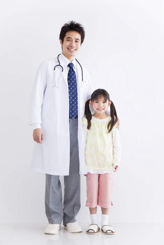 东方人,儿童,两个人,医生,病人,医院,站,笑,微笑,露齿笑,竖图,室内,白天,白色背景,正面,纯洁,亚洲,黄种人,墙壁,墙面,小孩,听诊器,站着,医护人员,医疗人员,可爱,童年,童趣,摄影,影棚,医疗设备,白大褂,童真,烂漫,无邪,医疗机构,天真,男人,男性,年轻男性,年轻女性,女孩,女人,女性,亚洲人,孩子,大夫,患者,就医者,站立,彩图,全身,影棚拍摄,拍摄,病院,诊所,女生