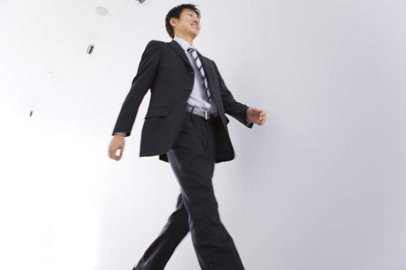 东方人,一个人,商务人士,商务男性,办公室,站,走,横图,室内,白天,仰视,衬衫,亚洲,仅一个男性,仅一个人,套装,墙,走道,走廊,过道,领带,黄种人,墙壁,墙面,仅一个年轻男性,站着,商务装,工薪阶层,年轻男性,亚洲人,年轻人,白领,上班族,步行,散步,站立,走路,半身,彩图,低角度拍摄,衬衣