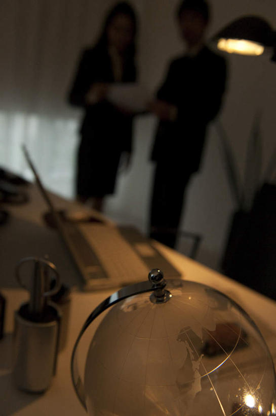 东方人,两个人,同事,商务人士,商务男性,商务女性,办公室,站,说,竖图,室内,白天,正面,衬衫,讨论,成功,合作,团队,集体,信心,仪器,海洋,台灯,桌子,地图,照明,亚洲,套装,朦胧,模糊,网格,材料,档案,地球仪,文件,线条,世界地图,办公桌,地球,陆地,灯光,领带,拿,全球,拿着,黄种人,队伍,灯,球,经纬线,模型,资料,灯具,站着,球体,地理,国家,照亮,大陆,世界,领导,照明设备,成就,文档,商务装,纬线,合伙,领袖,版图,经线,工薪阶层,经纬仪,地理学,交流,男人,男性,年轻男性,年轻女性,女人,女性,亚洲人,年轻人,白领,上班族,沟通,讲话,交谈,商讨,说话,谈话,站立,半身,彩图,衬衣,大洋,大洲