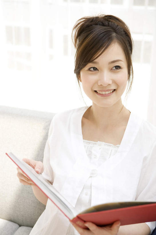 东方人,一个人,商务人士,商务女性,办公室,站,笑,微笑,露齿笑,竖图,室内,白天,正面,衬衫,亚洲,仅一个年轻女性,仅一个女性,仅一个人,套装,材料,档案,文件,拿,拿着,黄种人,资料,站着,文档,商务装,工薪阶层,年轻女性,亚洲人,年轻人,白领,上班族,站立,半身,彩图,衬衣