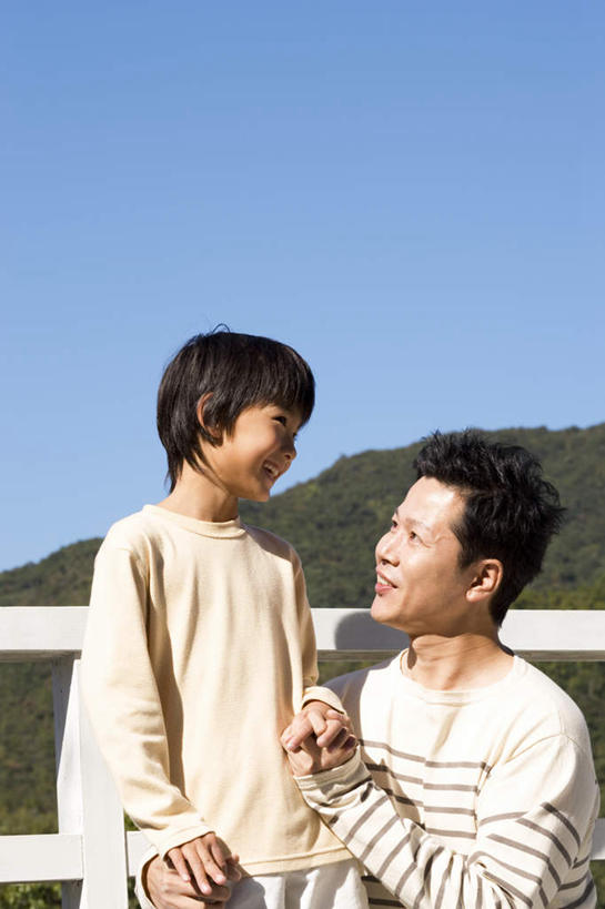 东方人,儿童,两个人,家庭,父亲,儿子,栏杆,站,笑,微笑,露齿笑,竖图,室外,白天,正面,纯洁,山,山脉,亚洲,山峰,围栏,山峦,黄种人,护栏,小孩,蓝色,蓝天,天空,群山,天,站着,温暖,温馨,父子,一家人,父爱,可爱,童年,童趣,和睦,童真,烂漫,无邪,天真,男孩,男人,男性,年轻男性,亚洲人,孩子,年轻人,站立,半身,彩图,融洽,男生