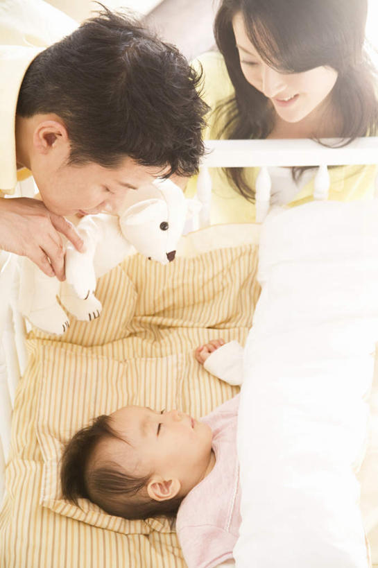 东方人,儿童,三个人,家庭,夫妻,母亲,父亲,儿子,躺,闭眼,睡,竖图,室内,白天,正面,爱情,游戏,纯洁,玩具,亚洲,浪漫,拿,玩,拿着,注视,黄种人,娱乐,一个,小孩,白色,玩具熊,观察,看,休闲,温暖,温馨,父子,母子,三口之家,一家人,恩爱,父爱,可爱,母爱,童年,童趣,益智,恋人,单个,观看,活动,和睦,察看,发泄,关注,消遣,智力,童真,烂漫,无邪,宣泄,天真,男孩,男人,男性,年轻男性,年轻女性,女人,女性,亚洲人,孩子,年轻人,夫妇,情侣,闭眼睛,闭着眼,闭着眼睛,困,困觉,寝息,睡觉,躺着,玩耍,嬉戏,半身,彩图,伴侣,融洽,男生