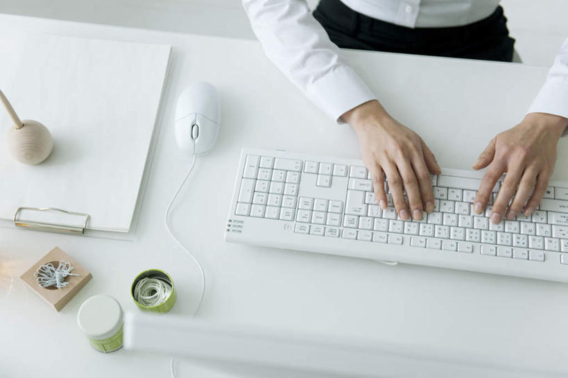 东方人,一个人,商务人士,商务男性,办公室,坐,横图,俯视,室内,白天,衬衫,键盘,桌子,亚洲,仅一个男性,仅一个人,敲打,套装,办公桌,领带,黄种人,输入,输入设备,通讯设备,仅一个年轻男性,打字,点击,敲击,通信设备,商务装,工薪阶层,按键,年轻男性,亚洲人,年轻人,白领,上班族,坐着,半身,彩图,高角度拍摄,衬衣