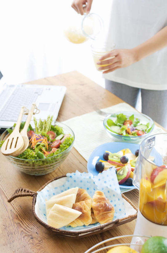 点心,面包,东方人,一个人,站,竖图,俯视,室内,白天,餐桌,桌子,蔬菜,餐具,水果,亚洲,仅一个男性,仅一个人,蔬菜沙拉,沙拉,面点,拿,拿着,黄种人,色拉,沙律,糕点,仅一个年轻男性,站着,有机食品,绿色食品,餐台,色拉酱,千岛酱,男人,男性,年轻男性,亚洲人,进餐用具,烹调用具,站立,半身,彩图,高角度拍摄