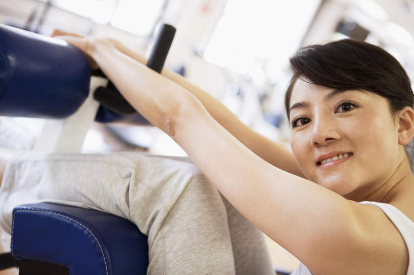 东方人,一个人,健身房,坐,笑,微笑,露齿笑,横图,室内,白天,侧面,锻炼,运动,亚洲,仅一个年轻女性,仅一个女性,仅一个人,黄种人,运动器械,健身器械,健身器材,体育,年轻女性,女人,女性,亚洲人,坐着,半身,彩图,健身,健身馆,运动器材