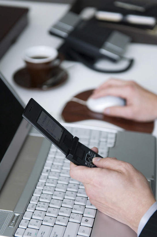 东方人,一个人,商务人士,商务男性,办公室,坐,打电话,竖图,俯视,室内,白天,衬衫,电脑,笔记本电脑,桌子,杯子,电话,手机,亚洲,仅一个男性,仅一个人,套装,网络,瓷器,办公桌,咖啡杯,领带,陶瓷制品,拿,拿着,黄种人,通讯设备,仅一个年轻男性,无线,瓷杯,通信设备,商务装,无线网络,无线上网,便携式电脑,工薪阶层,交流,手提电脑,年轻男性,亚洲人,年轻人,白领,上班族,沟通,通话,坐着,半身,彩图,高角度拍摄,衬衣