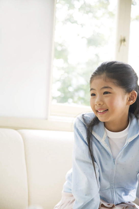 东方人,儿童,一个人,坐,笑,微笑,露齿笑,横图,室内,白天,正面,纯洁,植物,窗户,沙发,亚洲,仅一个女性,仅一个人,黄种人,玻璃窗,树,树木,小孩,绿色,自然,仅一个小孩,可爱,童年,童趣,生长,成长,童真,烂漫,无邪,天真,女孩,女人,女性,亚洲人,孩子,坐着,半身,彩图,女生,皮沙发