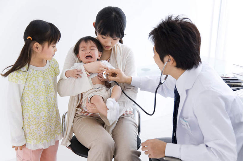 东方人,儿童,四个人,家庭,母亲,儿子,医生,病人,医院,站,坐,抱,哭,横图,室内,白天,正面,纯洁,亚洲,检查,黄种人,小孩,站着,医护人员,医疗人员,温暖,温馨,母子,一家人,可爱,母爱,童年,童趣,抱着,和睦,搂着,白大褂,童真,烂漫,无邪,医疗机构,天真,男孩,男人,男性,年轻男性,年轻女性,女孩,女人,女性,亚洲人,孩子,大夫,患者,就医者,搂,搂抱,站立,坐着,半身,彩图,哭泣,哭啼,病院,诊所,融洽,男生,女生