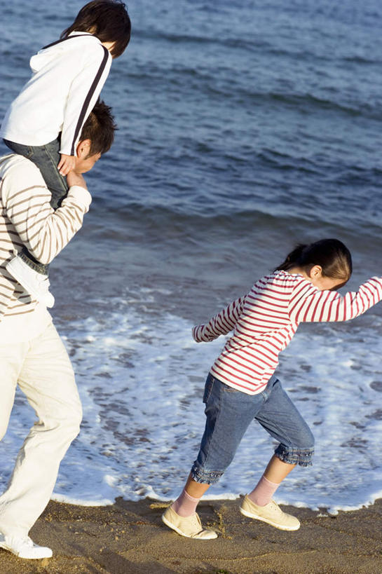 东方人,儿童,三个人,家庭,父亲,女儿,站,横图,室外,白天,正面,旅游,度假,纯洁,草地,草坪,湖,湖泊,美景,树林,水,植物,亚洲,湖面,景观,水流,水面,黄种人,娱乐,草,树,树木,小孩,骑,绿色,自然,湖水,扛,站着,享受,休闲,温暖,温馨,父女,一家人,景色,放松,父爱,可爱,童年,童趣,生长,成长,和睦,自然风光,童真,烂漫,无邪,扛在肩上,骑在肩上,天真,男人,男性,年轻男性,女孩,亚洲人,孩子,年轻人,站立,半身,彩图,融洽,女生