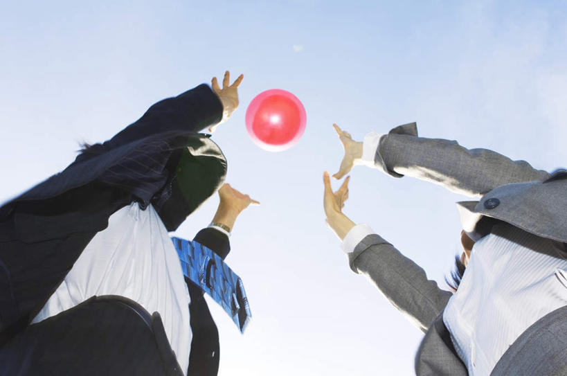 东方人,两个人,同事,商务人士,商务男性,办公室,站,举,横图,室外,白天,仰视,衬衫,成功,合作,团队,集体,信心,亚洲,阴影,套装,光线,影子,领带,黄种人,队伍,球,一个,红色,蓝色,蓝天,天空,阳光,天,托,站着,球体,单个,领导,成就,商务装,合伙,领袖,工薪阶层,男人,男性,年轻男性,亚洲人,年轻人,白领,上班族,举起,举手,举着,向上举,向上伸,向上托,站立,半身,彩图,低角度拍摄,衬衣