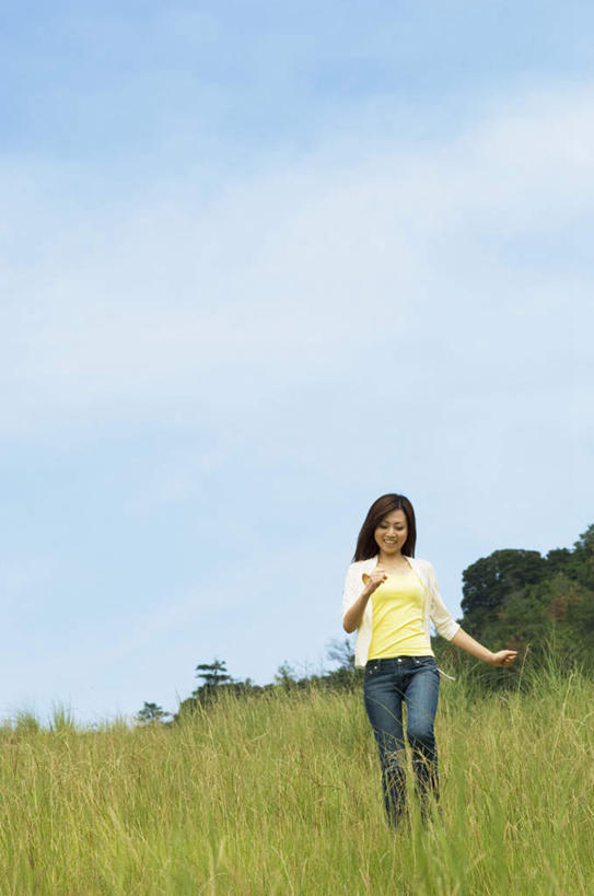 东方人,一个人,站,横图,室外,白天,正面,草地,草坪,植物,亚洲,仅一个年轻女性,仅一个女性,仅一个人,服装,云,云朵,云彩,休闲装,黄种人,草,衣服,黄色,蓝色,绿色,白云,蓝天,天空,天,站着,休闲,休闲服,服饰,晴朗,年轻女性,女人,女性,亚洲人,晴空,站立,彩图,全身