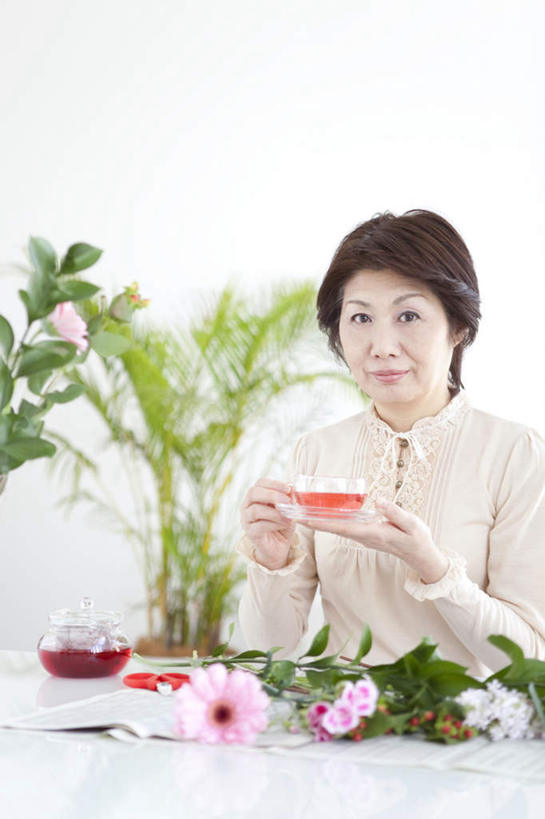 东方人,一个人,坐,笑,微笑,竖图,室内,白天,正面,植物,餐桌,桌子,杯子,餐具,亚洲,仅一个女性,仅一个人,碟子,盘,盆栽,盆景,拿,拿着,黄种人,玻璃制品,绿色,自然,盘子,水杯,碟,仅一个中年女性,生长,成长,餐台,女人,女性,中年女性,亚洲人,玻璃杯,坐着,半身,彩图