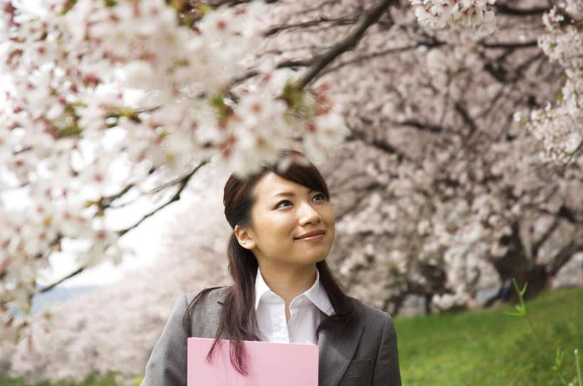 东方人,一个人,站,横图,室外,白天,正面,植物,樱花,亚洲,仅一个年轻女性,仅一个女性,仅一个人,盛开,花蕾,注视,黄种人,花,花瓣,花朵,鲜花,树,树木,粉色,绿色,自然,花苞,花蕊,看,站着,生长,成长,关注,仙樱花,福岛樱,青肤樱,年轻女性,女人,女性,亚洲人,荆桃,抬头,仰头,站立,半身,彩图