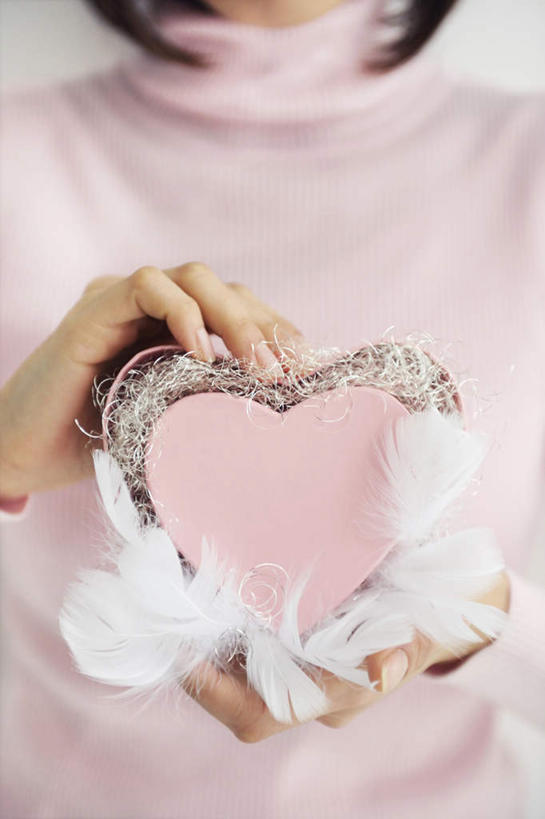 东方人,一个人,站,竖图,室内,白天,正面,毛衣,雕塑,亚洲,仅一个年轻女性,仅一个女性,仅一个人,艺术,装饰,雕刻,雕像,拿,拿着,黄种人,一个,粉色,工艺品,站着,单个,纪念,美术,主题,陈列,功能,美学,年轻女性,女人,女性,亚洲人,站立,半身,彩图,绒衣,套衫,套头毛衣,线衣