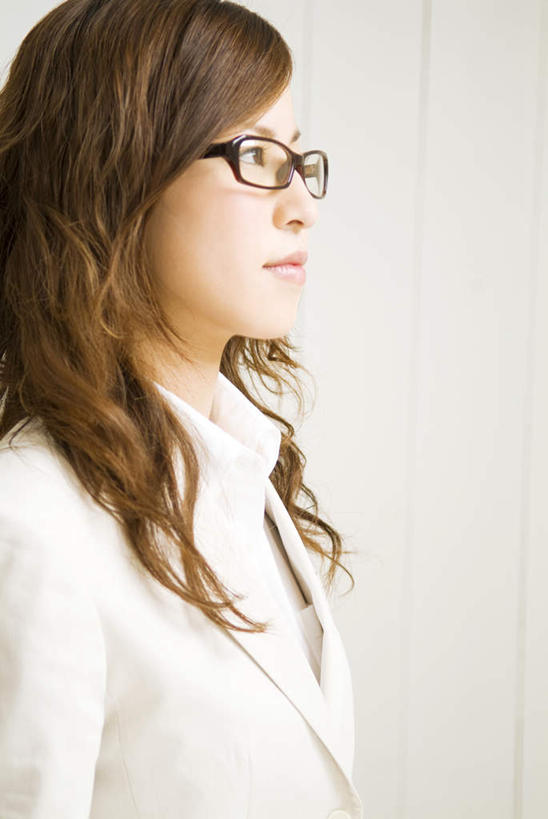 东方人,一个人,站,笑,微笑,露齿笑,竖图,室内,白天,白色背景,侧面,亚洲,仅一个年轻女性,仅一个女性,仅一个人,眼镜,墙,黄种人,墙壁,墙面,站着,摄影,影棚,近视眼镜,年轻女性,女人,女性,亚洲人,站立,半身,彩图,影棚拍摄,拍摄