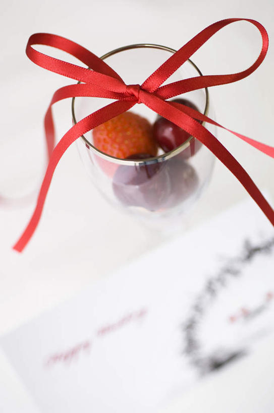 无人,横图,俯视,室内,特写,白天,白色背景,草莓,浆果,葡萄,静物,礼盒,礼物,水果,新鲜,纸盒,生食,食品,果实,纸张,盒子,食物,包装盒,卡片,礼品盒,一盒,摄影,礼品,有机食品,绿色食品,影棚,洋莓,水果皇后,山葫芦,蒲桃,红莓,地莓,草龙珠,彩图,高角度拍摄,影棚拍摄,拍摄