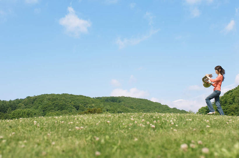 东方人,一个人,站,横图,室外,白天,正面,草地,草坪,植物,亚洲,仅一个年轻女性,仅一个女性,仅一个人,云,云朵,云彩,黄种人,草,蓝色,绿色,白云,蓝天,天空,天,站着,晴朗,年轻女性,女人,女性,亚洲人,晴空,站立,彩图,全身