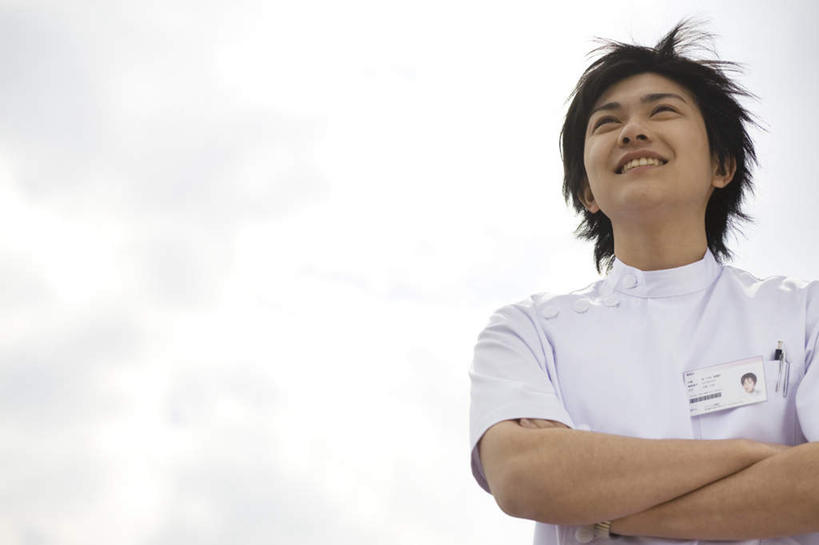 东方人,一个人,站,笑,双手交叉,微笑,露齿笑,横图,室外,白天,仰视,亚洲,仅一个男性,仅一个人,云,云朵,云彩,黄种人,仅一个年轻男性,蓝色,白云,蓝天,天空,天,站着,晴朗,双手抱胸,男人,男性,年轻男性,亚洲人,晴空,站立,半身,彩图,低角度拍摄