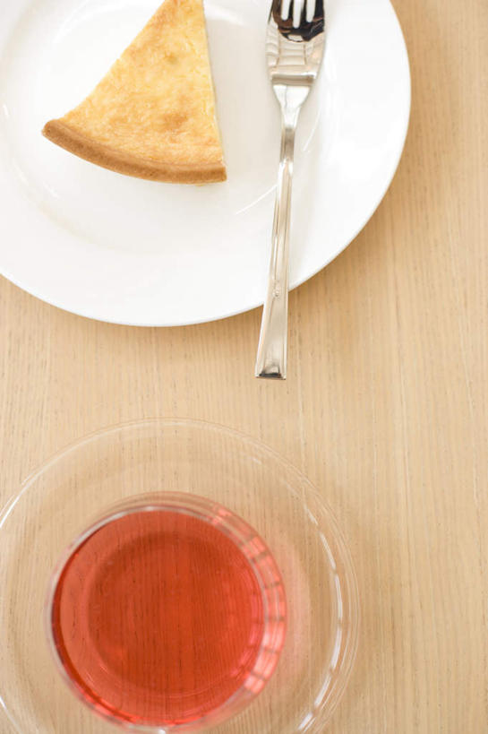 点心,无人,横图,俯视,室内,特写,白天,下午茶,餐桌,桌子,静物,杯子,餐具,碟子,盘,叉,食品,玻璃制品,食物,糕点,盘子,水杯,碟,餐台,玻璃杯,进餐用具,烹调用具,彩图,高角度拍摄,蛋糕