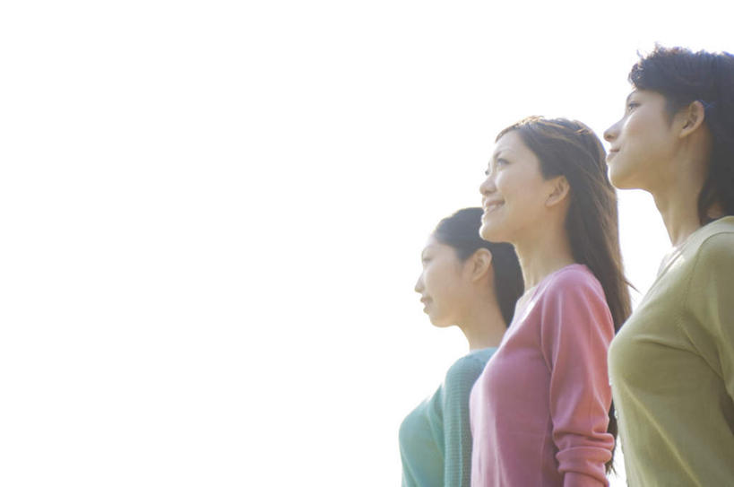 东方人,两个人,伙伴,朋友,站,笑,微笑,露齿笑,横图,室外,白天,仰视,友谊,亚洲,一排,服装,整齐,云,云朵,云彩,休闲装,黄种人,排列,衣服,粉色,蓝色,绿色,白云,蓝天,天空,天,站着,休闲,休闲服,服饰,晴朗,队列,友情,年轻女性,女人,女性,亚洲人,晴空,抬头,仰头,站立,半身,彩图,低角度拍摄