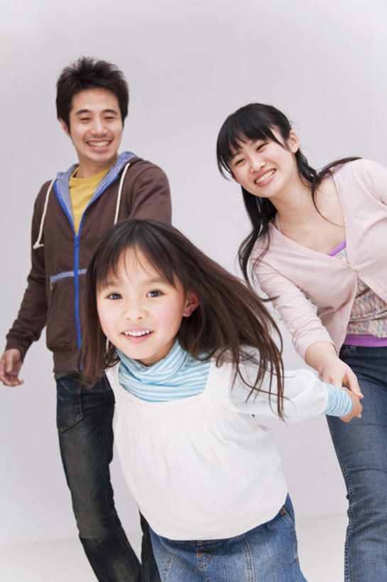 东方人,儿童,三个人,家庭,夫妻,母亲,父亲,女儿,站,握手,笑,微笑,露齿笑,横图,室内,白天,白色背景,正面,爱情,纯洁,亚洲,浪漫,黄种人,小孩,站着,温暖,温馨,父女,母女,三口之家,一家人,恩爱,父爱,可爱,母爱,童年,童趣,恋人,摄影,影棚,和睦,童真,烂漫,无邪,天真,男人,男性,年轻男性,年轻女性,女孩,女人,女性,亚洲人,孩子,年轻人,夫妇,情侣,搀手,拉手,手拉手,手握手,站立,半身,彩图,影棚拍摄,拍摄,伴侣,融洽,女生