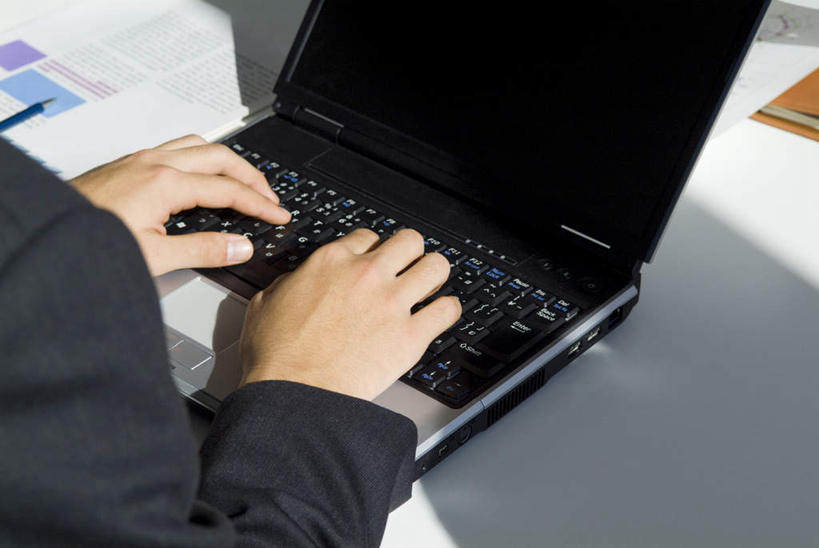 东方人,一个人,商务人士,商务男性,办公室,坐,横图,俯视,室内,白天,衬衫,电脑,笔记本电脑,桌子,亚洲,仅一个男性,仅一个人,敲打,套装,网络,办公桌,领带,黄种人,输入,通讯设备,仅一个年轻男性,打字,点击,敲击,无线,通信设备,商务装,无线网络,无线上网,便携式电脑,工薪阶层,按键,手提电脑,年轻男性,亚洲人,年轻人,白领,上班族,坐着,半身,彩图,高角度拍摄,衬衣