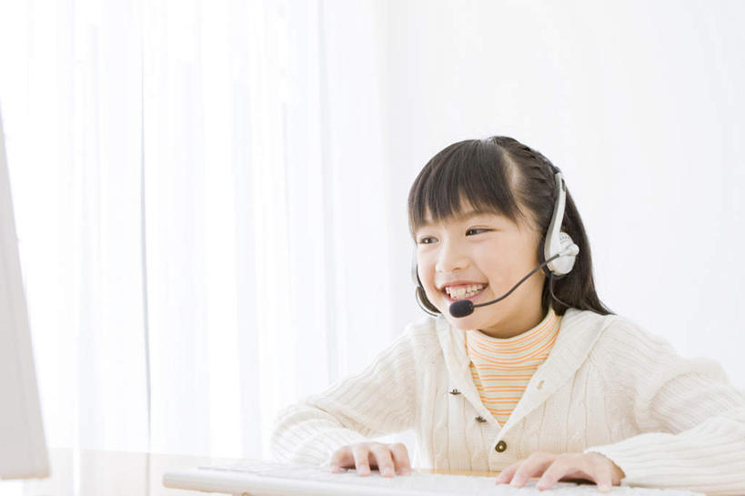 东方人,儿童,一个人,坐,笑,微笑,露齿笑,横图,室内,白天,正面,快乐,满意,幸福,纯洁,键盘,窗帘,桌子,亚洲,仅一个女性,仅一个人,音响,音乐,黄种人,娱乐,输入设备,通讯设备,书桌,小孩,耳机,课桌,仅一个小孩,享受,休闲,放松,可爱,童年,童趣,舒适,享乐,通信设备,童真,烂漫,无邪,天真,女孩,女人,女性,亚洲人,孩子,坐着,半身,彩图,女生
