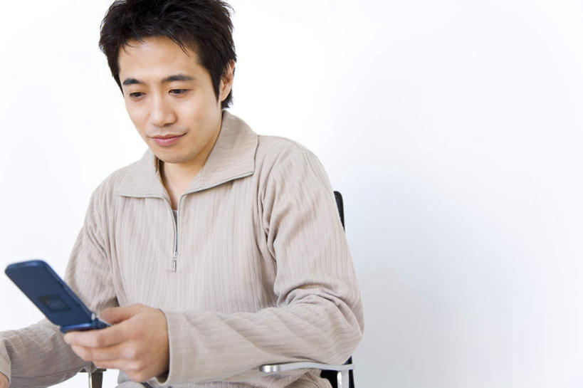 东方人,一个人,坐,打电话,横图,室内,白天,正面,电话,手机,亚洲,仅一个男性,仅一个人,服装,拿,拿着,休闲装,黄种人,通讯设备,仅一个年轻男性,衣服,休闲,休闲服,服饰,交流,男人,男性,年轻男性,亚洲人,沟通,通话,坐着,半身,彩图