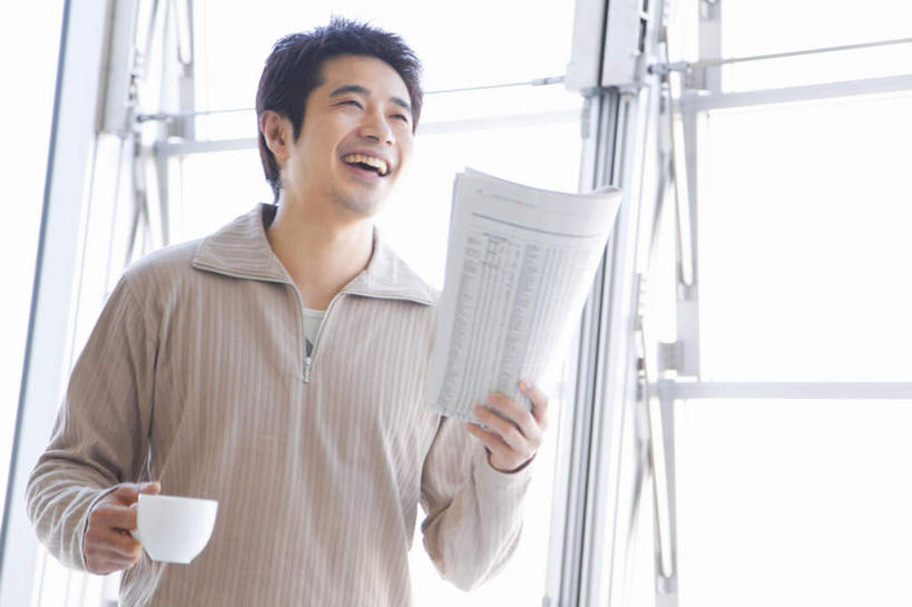 东方人,一个人,站,横图,室内,白天,正面,窗户,报纸,杯子,亚洲,仅一个男性,仅一个人,服装,信息,瓷器,走道,走廊,过道,咖啡杯,陶瓷制品,拿,拿着,休闲装,黄种人,玻璃窗,仅一个年轻男性,衣服,站着,休闲,休闲服,服饰,新闻,瓷杯,男人,男性,年轻男性,亚洲人,站立,半身,彩图,报刊