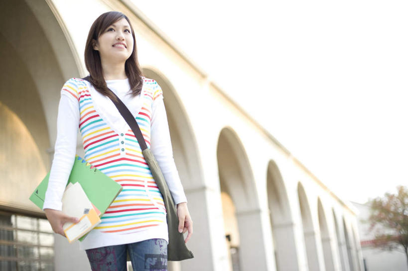 东方人,一个人,家,站,捧,笑,微笑,露齿笑,横图,室外,白天,仰视,看书,阅读,美景,树林,植物,书籍,亚洲,仅一个年轻女性,仅一个女性,仅一个人,许多,学习,包,皮包,房屋,屋子,景观,注视,黄种人,楼房,住宅,树,树木,蓝色,绿色,蓝天,天空,自然,书本,天,看,站着,景色,读书,浏览,生长,晴朗,成长,单肩包,关注,自然风光,万里无云,年轻女性,女人,女性,亚洲人,书,图书,晴空,晴空万里,端,端着,捧着,手捧,抬头,仰头,站立,半身,彩图,低角度拍摄,房子