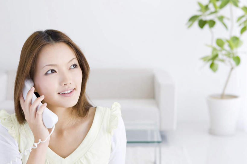 东方人,一个人,站,举,笑,打电话,微笑,露齿笑,横图,室内,白天,正面,植物,沙发,桌子,电话,亚洲,仅一个年轻女性,仅一个女性,仅一个人,握,盆栽,墙,盆景,拿,拿着,注视,黄种人,通讯设备,墙壁,墙面,绿色,自然,话筒,看,托,站着,电话线,握着,生长,成长,关注,布艺沙发,交流,年轻女性,女人,女性,亚洲人,电话机,沟通,举起,举手,举着,抬头,通话,向上举,向上伸,向上托,仰头,站立,半身,彩图