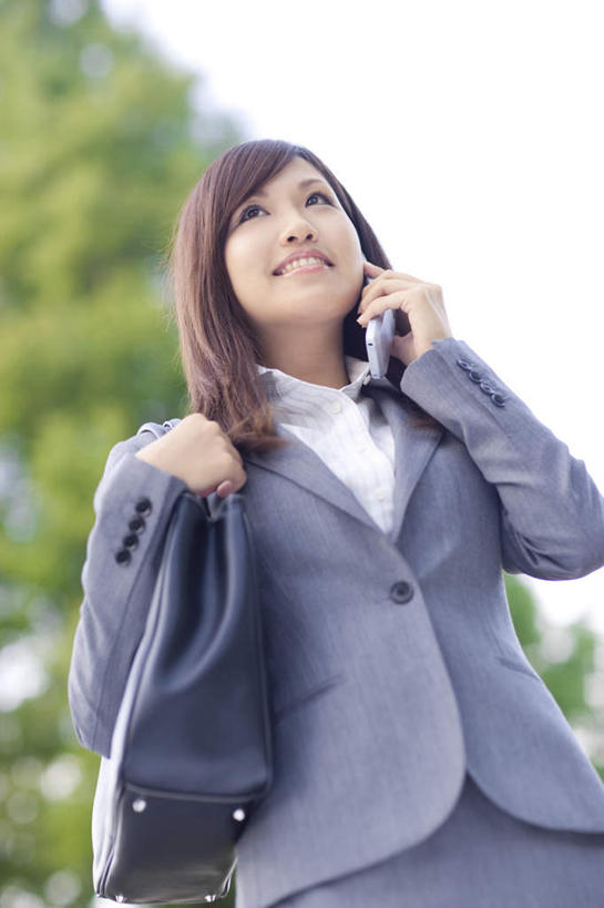 东方人,一个人,商务人士,商务女性,站,举,笑,打电话,微笑,露齿笑,竖图,室外,白天,仰视,旅游,度假,美景,树林,植物,电话,手机,亚洲,仅一个年轻女性,仅一个女性,仅一个人,许多,握,套装,包,皮包,景观,拿,拿着,注视,黄种人,娱乐,通讯设备,树,树木,蓝色,绿色,蓝天,天空,自然,天,观察,看,托,站着,享受,休闲,景色,放松,握着,生长,晴朗,成长,观看,单肩包,察看,关注,自然风光,商务装,工薪阶层,万里无云,交流,年轻女性,女人,女性,亚洲人,白领,上班族,晴空,晴空万里,沟通,举起,举手,举着,通话,向上举,向上伸,向上托,站立,半身,彩图,低角度拍摄