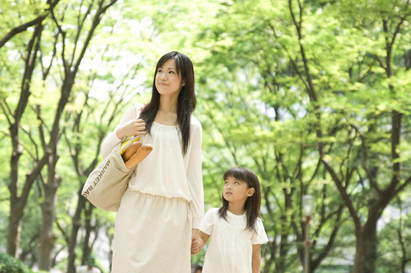 点心,面包,东方人,儿童,家庭,母亲,女儿,走,握手,横图,室外,白天,正面,纯洁,美景,树林,植物,亚洲,许多,包,皮包,景观,食品,面点,扭头,注视,黄种人,树,树木,食物,糕点,小孩,蓝色,绿色,蓝天,天空,自然,天,观察,看,转头,温暖,温馨,母女,一家人,景色,可爱,母爱,童年,童趣,生长,晴朗,成长,观看,单肩包,和睦,察看,关爱,关注,自然风光,亲情,童真,烂漫,无邪,万里无云,天真,年轻女性,女孩,女人,女性,亚洲人,孩子,年轻人,晴空,晴空万里,步行,搀手,拉手,散步,手搀手,手拉手,手牵手,手握手,抬头,仰头,走路,半身,彩图,融洽,女生