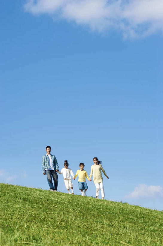 东方人,儿童,四个人,家庭,夫妻,母亲,父亲,女儿,儿子,站,握手,笑,微笑,露齿笑,竖图,室外,白天,仰视,爱情,旅游,度假,纯洁,草地,草坪,植物,亚洲,云,云朵,浪漫,云彩,黄种人,娱乐,草,小孩,蓝色,绿色,白云,蓝天,天空,天,站着,享受,休闲,温暖,温馨,父女,父子,母女,母子,一家人,恩爱,放松,父爱,可爱,母爱,童年,童趣,恋人,晴朗,和睦,关爱,亲情,童真,烂漫,无邪,天真,男孩,男人,男性,年轻男性,年轻女性,女孩,女人,女性,亚洲人,孩子,年轻人,夫妇,情侣,晴空,搀手,拉手,手搀手,手拉手,手牵手,手握手,站立,彩图,低角度拍摄,全身,伴侣,融洽,男生,女生