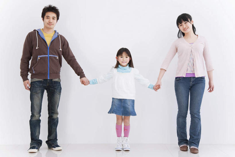 东方人,儿童,三个人,家庭,夫妻,母亲,父亲,女儿,站,握手,笑,微笑,露齿笑,横图,室内,白天,白色背景,正面,爱情,纯洁,亚洲,一排,服装,整齐,墙,浪漫,注视,休闲装,黄种人,墙壁,墙面,排列,小孩,衣服,观察,看,站着,休闲,温暖,温馨,父女,母女,三口之家,一家人,休闲服,恩爱,父爱,可爱,母爱,童年,童趣,恋人,摄影,服饰,影棚,观看,和睦,察看,队列,关爱,关注,亲情,童真,烂漫,无邪,天真,男人,男性,年轻男性,年轻女性,女孩,女人,女性,亚洲人,孩子,年轻人,夫妇,情侣,搀手,拉手,手搀手,手拉手,手牵手,手握手,站立,彩图,全身,影棚拍摄,拍摄,伴侣,融洽,女生