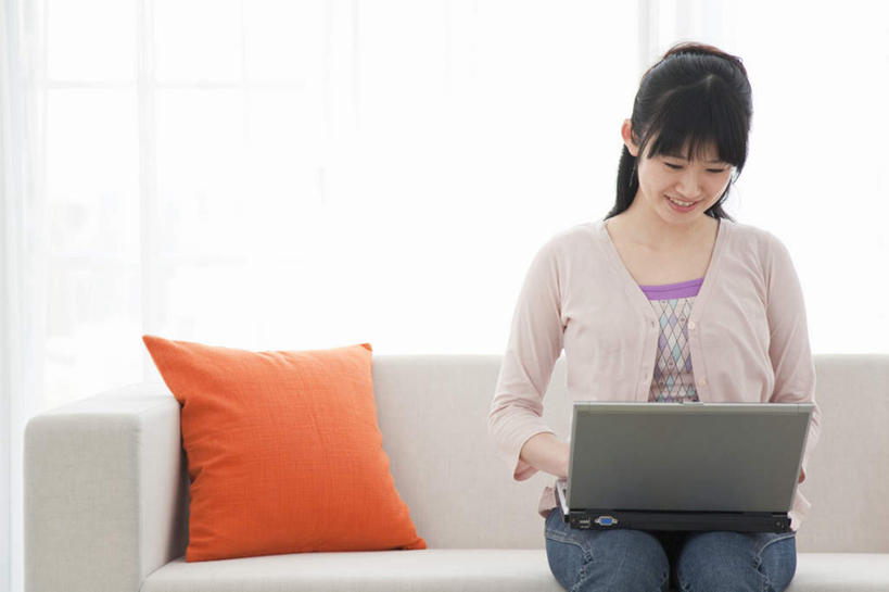 东方人,一个人,客厅,坐,笑,微笑,露齿笑,横图,室内,白天,正面,电脑,笔记本电脑,靠垫,沙发,亚洲,仅一个年轻女性,仅一个女性,仅一个人,握,网络,靠枕,拿,拿着,注视,黄种人,通讯设备,垫子,枕头,观察,看,握着,观看,察看,无线,起居室,关注,通信设备,无线网络,布艺沙发,无线上网,便携式电脑,手提电脑,年轻女性,女人,女性,亚洲人,坐着,半身,彩图