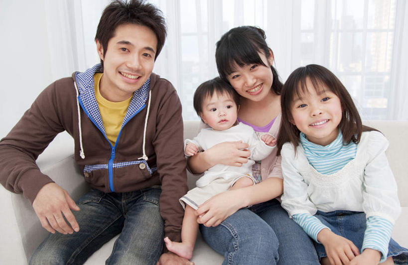 东方人,儿童,家庭,夫妻,母亲,父亲,女儿,儿子,坐,抱,笑,微笑,露齿笑,横图,俯视,室内,白天,爱情,纯洁,窗户,窗帘,落地窗,沙发,亚洲,浪漫,注视,黄种人,玻璃窗,小孩,观察,看,温暖,温馨,父女,父子,母女,母子,一家人,恩爱,父爱,可爱,母爱,童年,童趣,恋人,抱着,观看,和睦,察看,搂着,关注,布艺沙发,童真,烂漫,无邪,天真,男孩,男人,男性,年轻男性,年轻女性,女孩,女人,女性,亚洲人,孩子,年轻人,夫妇,情侣,怀抱,搂,搂抱,相抱,拥抱,坐着,半身,彩图,高角度拍摄,伴侣,融洽,男生,女生