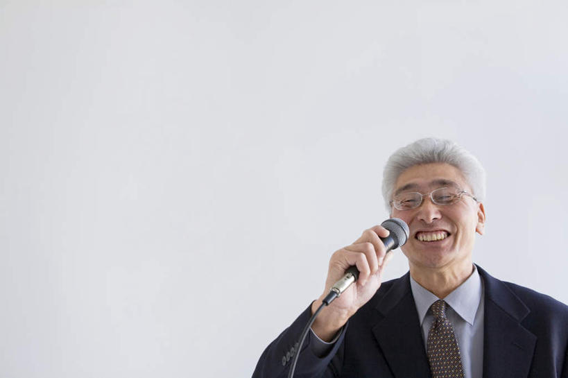 东方人,一个人,商务人士,商务男性,站,举,笑,微笑,露齿笑,横图,室内,白天,白色背景,正面,衬衫,亚洲,仅一个男性,仅一个人,握,套装,眼镜,墙,领带,拿,拿着,黄种人,墙壁,墙面,话筒,托,站着,仅一个老年男性,握着,唱歌,摄影,影棚,麦克风,象征,庄重,扩音器,商务装,身份,近视眼镜,传声器,工薪阶层,正式,地位,微音器,老年男性,男人,男性,亚洲人,白领,上班族,举起,举手,举着,向上举,向上伸,向上托,站立,半身,彩图,影棚拍摄,衬衣,拍摄