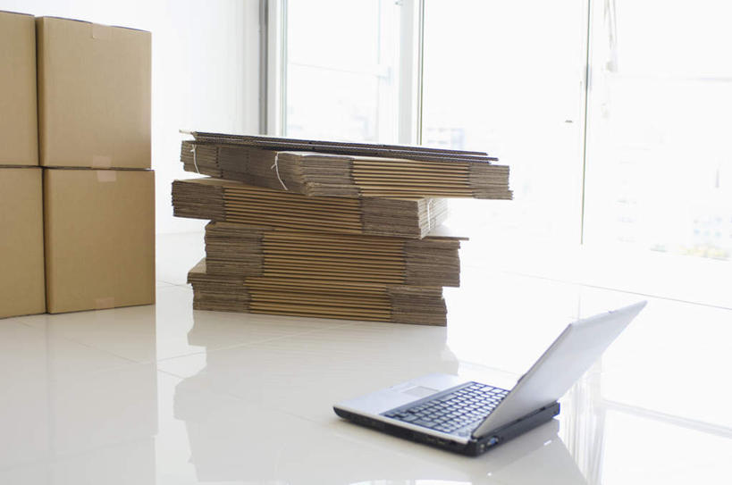 无人,横图,俯视,室内,白天,电脑,笔记本电脑,窗户,落地窗,桌面,许多,阴影,光线,网络,包装,瓷砖,地砖,影子,纸箱,墙,地面,通讯设备,玻璃窗,墙壁,墙面,阳光,容器,箱子,无线,纸板箱,通信设备,无线网络,无线上网,便携式电脑,包装箱,手提电脑,彩图,高角度拍摄