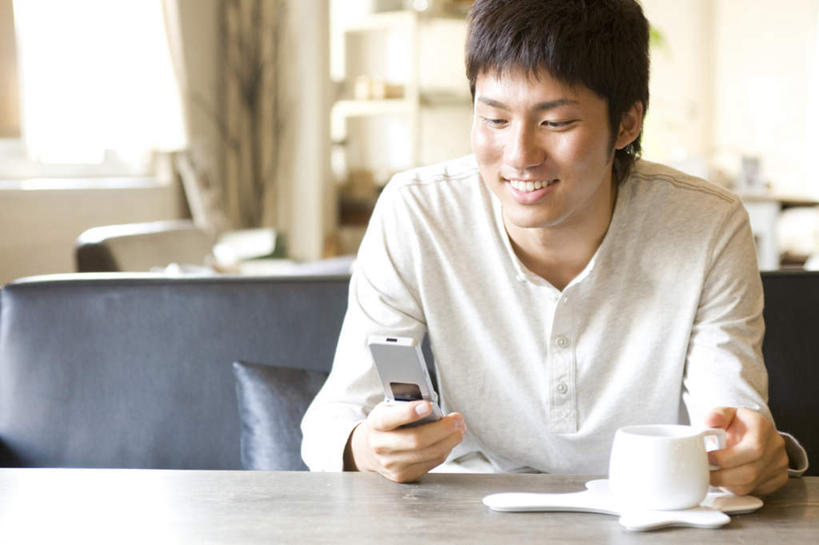 东方人,一个人,坐,举,笑,打电话,微笑,露齿笑,横图,室内,白天,正面,窗户,靠垫,桌子,杯子,电话,手机,椅子,亚洲,仅一个男性,仅一个人,握,朦胧,模糊,瓷器,墙,咖啡杯,靠枕,陶瓷制品,拿,拿着,注视,黄种人,通讯设备,玻璃窗,墙壁,墙面,仅一个年轻男性,垫子,枕头,观察,看,托,握着,观看,察看,关注,瓷杯,交流,男人,男性,年轻男性,亚洲人,沟通,举起,举手,举着,通话,向上举,向上伸,向上托,坐着,半身,彩图