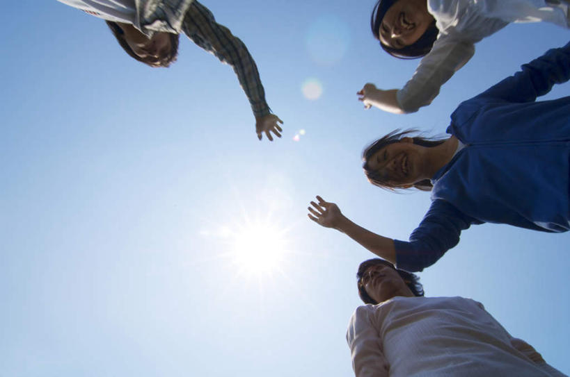 东方人,四个人,伙伴,朋友,站,举,笑,微笑,露齿笑,横图,室外,白天,仰视,旅游,度假,友谊,太阳,亚洲,握,阴影,光线,影子,黄种人,娱乐,鼓励,蓝色,蓝天,天空,阳光,天,加油,手势,托,握拳,站着,享受,休闲,放松,打气,握着,晴朗,鼓舞,万里无云,友情,男人,男性,年轻男性,年轻女性,女人,女性,亚洲人,晴空,晴空万里,举起,举手,举着,向上举,向上伸,向上托,站立,半身,彩图,低角度拍摄