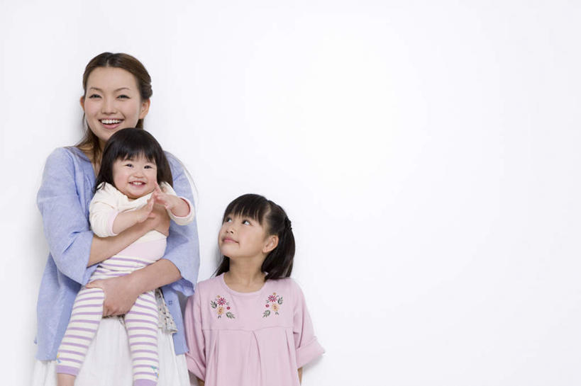 东方人,儿童,三个人,家庭,母亲,女儿,站,抱,笑,微笑,露齿笑,横图,室内,白天,白色背景,正面,纯洁,亚洲,注视,黄种人,小孩,看,靠,靠着,站着,温暖,温馨,母女,一家人,可爱,母爱,童年,童趣,摄影,影棚,抱着,和睦,搂着,关注,童真,烂漫,无邪,天真,年轻女性,女孩,女人,女性,亚洲人,孩子,年轻人,怀抱,搂,搂抱,抬头,相抱,仰头,拥抱,站立,半身,彩图,影棚拍摄,拍摄,融洽,女生