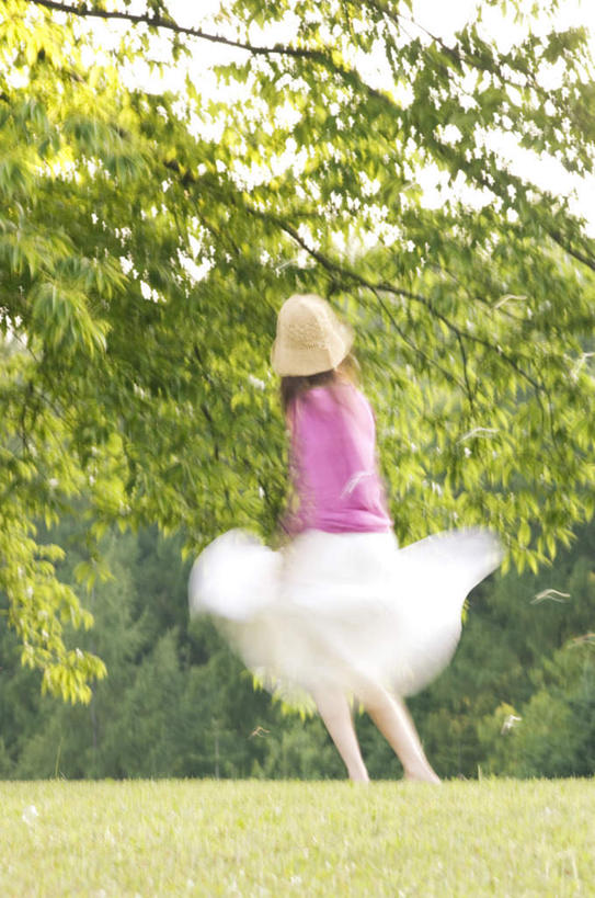 东方人,一个人,站,竖图,室外,白天,裙子,旅游,度假,草地,草坪,美景,树林,植物,帽子,亚洲,仅一个年轻女性,仅一个女性,仅一个人,许多,漂浮,景观,礼帽,黄种人,娱乐,长裙,草,树,树木,背面,蓝色,绿色,蓝天,天空,自然,天,站着,享受,休闲,景色,放松,遮,遮掩,生长,晴朗,成长,半身裙,掩盖,遮挡,自然风光,遮盖,万里无云,掩饰,年轻女性,女人,女性,亚洲人,晴空,晴空万里,站立,彩图,全身