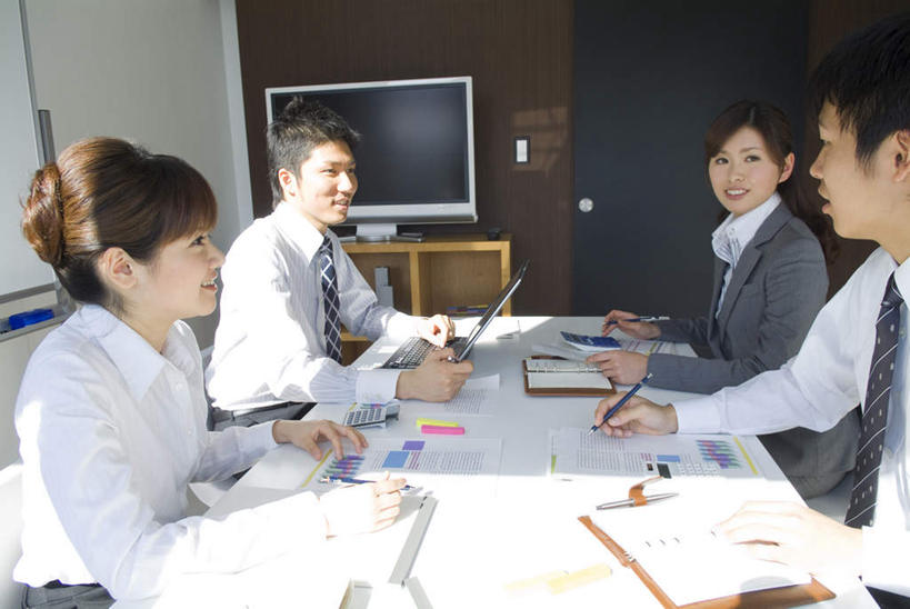 东方人,四个人,同事,商务人士,商务男性,商务女性,办公室,横图,室内,白天,侧面,衬衫,成功,合作,团队,集体,信心,电脑,笔记本电脑,柜子,门,桌子,电视,亚洲,阴影,套装,开会,环保,会议,光线,网络,笔,材料,档案,文件,影子,办公用品,记事本,领带,黄种人,通讯设备,队伍,文具,绿色,阳光,本子,笔记本,学习用品,资料,门框,液晶电视,清晰,轻薄,文具用品,回收,资源,无线,领导,成就,彩电,文档,通信设备,商务装,无线网络,合伙,领袖,档案柜,无线上网,便携式电脑,利用,工薪阶层,便携,低碳,循环,彩色电视机,手提电脑,男人,男性,年轻男性,年轻女性,女人,女性,亚洲人,年轻人,白领,上班族,电视机,半身,彩图,衬衣,高清