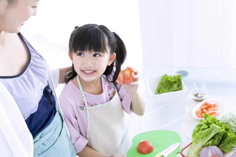 东方人,儿童,家庭,母亲,女儿,站,笑,微笑,露齿笑,横图,俯视,室内,白天,纯洁,桌子,萝卜,胡萝卜,蔬菜,西红柿,洋葱,叶子,金属制品,亚洲,一堆,许多,握,堆叠,堆积,新鲜,金属,工具,生菜,莴苣,食品,绿叶,刀具,拿,拿着,注视,黄种人,食物,小孩,刀,观察,看,站着,温暖,温馨,母女,一家人,嫩叶,可爱,母爱,童年,童趣,握着,有机食品,绿色食品,观看,堆,和睦,察看,关注,菜刀,童真,烂漫,无邪,春菜,鹅仔菜,莴仔菜,千金菜,切菜刀,叶用莴苣,天真,年轻女性,女孩,女人,女性,亚洲人,孩子,年轻人,叶,叶片,圆葱,洋葱头,球葱,红萝卜,甘荀,番茄,抬头,仰头,站立,半身,彩图,高角度拍摄,融洽,女生